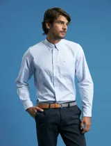 Camisa de corte clásico confeccionada en tejido oxford, con diseño de rayas verticales en tonos azul y blanco. Presenta cuello abotonado, cierre frontal con botones y bolsillo en el pecho con detalle de etiqueta bordada.