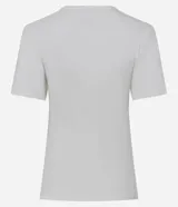 Blusa de manga corta con cuello redondo y diseño peplum, confeccionada en viscosa con recortes estructurados que definen la cintura y aportan movimiento al ruedo.