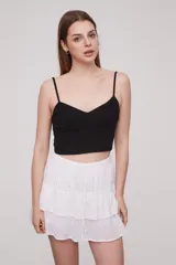 Top color marfil con breteles finos y escote en V.