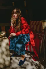 Tapado largo de paño color rojo, confeccionado con mezcla de lana, con solapas amplias, bolsillos laterales y cierre cruzado.