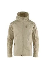 Campera de hombre color beige con capucha, cierre frontal con cremallera, múltiples bolsillos y logo de la marca en la manga izquierda.