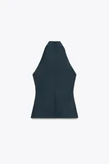 Top negro de cuello halter con cierre de botones en la parte trasera del cuello y espalda descubierta.