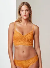 Soutien bralette de encaje floral color beige, con micro tul y breteles regulables.