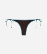 Bombacha de bikini confeccionada en microfibra color blanco con ribetes marrones en contraste, con laterales regulables mediante lazos.