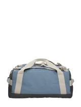 Bolso de viaje RKF de la línea Water Resistant, color azul con detalles en beige y negro, confeccionado en poliéster reciclado. Cuenta con gran capacidad, múltiples compartimentos, asas superiores y correa ajustable y removible.