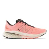 Championes de running New Balance 860 V13 para mujer, color rosa con detalles en negro y beige.