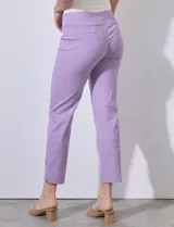 Pantalón color beige de gabardina elastizada, marca Zac & Rachel. Corte recto, pretina ancha pespunteada y largo al tobillo.