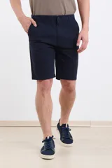 Bermuda color verde.