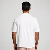 Remera blanca de Saucony, corte clásico, con logo de la marca estampado en el pecho en color rojo y negro.