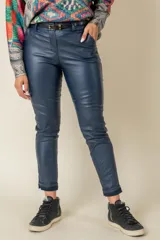 Pantalón de eco-cuero color camel, tiro alto, corte recto y flexible.