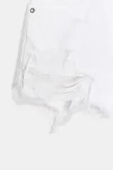 Shorts de denim azul claro, tiro medio, con cinco bolsillos y roturas grandes y deshilachadas en la parte delantera. El bajo es deshilachado.