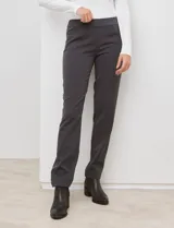 Pantalón de vestir verde oscuro, marca Zac & Rachel, con pretina con faja interna modeladora y bolsillos rectos delanteros y traseros simulados.