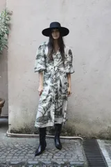 Vestido largo camisero de seda con estampado de tigres y árboles, cuello solapa con botones, faja para anudar, falda amplia y mangas abuchonadas con puño.