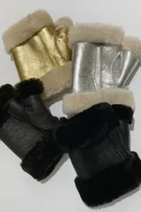 Guantes mitones de cuero plateado con interior y borde de corderito color crema. Hechos artesanalmente en Uruguay.