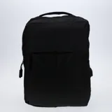 Mochila urbana de diseño minimalista en color negro, con compartimento principal y bolsillo frontal con cierre. Cuenta con manija superior y correas ajustables.