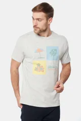 Remera azul con estampado de diseño multicolor en el frente.