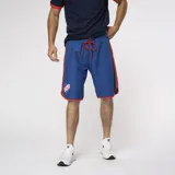 Short de baño azul con vivos rojos y escudo del Club Nacional de Football en la pierna izquierda.