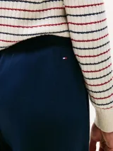 Pantalón de vestir azul marino de pierna ancha, confeccionado en una mezcla de modal sostenible y algodón regenerativo. Presenta cintura elástica y logo de Tommy Hilfiger script bordado en el lateral.