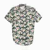 Camisa de manga corta con cuello mao y estampado floral.