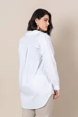 Camisa oversize blanca de algodón con mangas largas y corte italiano.
