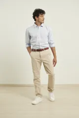 Cinturón marrón de cuero con hebilla metálica rectangular.