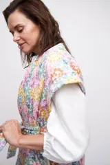 Chaleco con estampado floral multicolor, cuello mao, sin mangas y lazo de ajuste en la cintura.