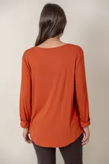 Remera negra de algodón de manga larga con aplique de encaje en el escote.