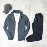 Campera gris plomo con cierre frontal, cuello alto y logo bordado en el pecho.