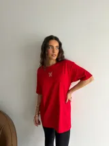 Remerón de algodón color rojo, de corte oversize y manga corta, con pequeño bordado blanco en el pecho.