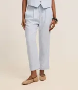 Pantalón celeste de corte recto, confeccionado en tejido de lino y viscosa. Presenta cintura elástica con lazo ajustable, bolsillos laterales y pliegues frontales.