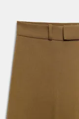 Pantalón de tiro medio color tostado, con pernera recta, trabillas para cinturón y cierre frontal con cremallera y botón oculto.