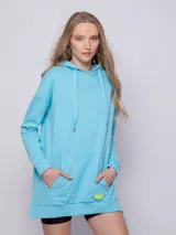 Canguro blanco oversize con capucha, cordones y bolsillo tipo canguro.