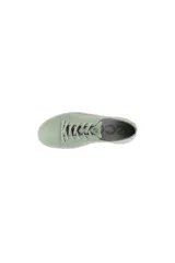 Zapatillas urbanas Ecco Soft 60 color verde claro, de cuero texturizado con curtido orgánico, cordones textiles, forro parcial de cuero y suela blanca de goma.