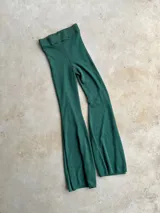 Pantalón largo de tejido de punto color verde esmeralda con lurex, corte ajustado y acampanado.