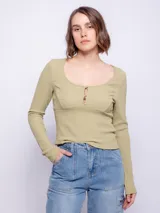 Top de manga larga ajustado al cuerpo, con escote redondo y detalle de botones frontales forrados en el pecho.