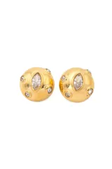 Par de caravanas doradas con forma ovalada y apliques de strass blancos.