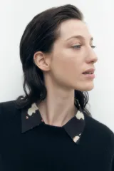 Sweater negro de lana con cuello redondo y corte clásico.