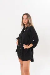 Vestido camisero corto negro, con escote en V, cuello clásico, mangas tres cuartos regulables y detalle de pez bordado a mano en la espalda.