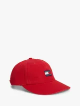 Gorra de béisbol Tommy Jeans de color rojo, confeccionada en sarga de algodón con efecto lavado. Presenta un parche ondulado con el logo de la marca en el frente y visera curva con costuras texturizadas.