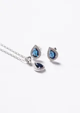 Collar de cadena fina de plata 925 con dije en forma de gota con piedra central azul rodeada de pequeñas circonias brillantes.