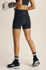 Short de ciclismo negro, de talle alto y corte ajustado, con costuras visibles.