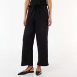 Pantalón ancho negro de tiro medio, con cintura elástica fruncida y cordón ajustable para lazos.