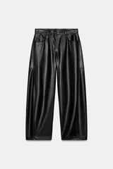 Pantalón de tiro medio confeccionado en tejido efecto piel. Presenta un diseño de pierna ancha tipo balloon, cintura con trabillas, cierre frontal con cremallera y botón, y cinco bolsillos.