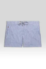 Short de baño con rayas verticales azules y blancas, pretina elastizada con cordón ajustable, bolsillos laterales y traseros con cierre.
