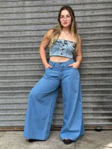 Pantalón de jean celeste, de tiro alto y corte súper ancho.