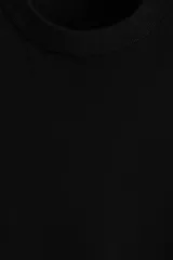 Buzo de punto fino color negro, con cuello redondo y remates acanalados en cuello, puños y bajo. Corte estándar.