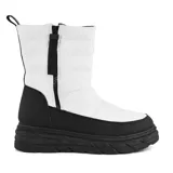 Bota de caña media color beige, con cierre lateral y plataforma track color negro.