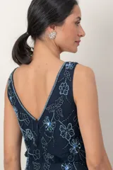 Vestido midi azul marino de tul, sin mangas, con escote en V y delicado bordado de flores con canutillos y lentejuelas en tonos celestes.