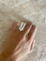 Anillo ancho de plata 925 con textura irregular y diseño abierto.