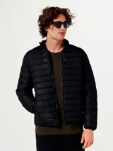 Campera puffer color beige con cierre frontal y bolsillos laterales.